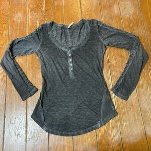 FREE PEOPLE Washed Gray Top With Stitch Lace Sleeves Size Small